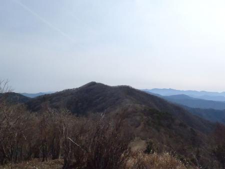 ここでちょっと展望がよくなる。伯母子岳は見えているピークの向こう側で、このピークは巻くことになる