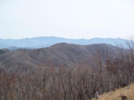 アップで八経ヶ岳付近。まだ雪がかぶっていた