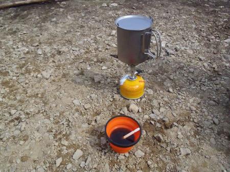 新しいカップにコーヒーを注ぐ