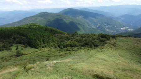 空撮で東側の展望。何の山が見えてるのかわからないけどね