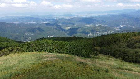 空撮で北東方面の展望。こっちはやっぱり紀の川市あたりだろうか！？