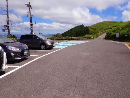 生石高原駐車場に車をとめてスタート