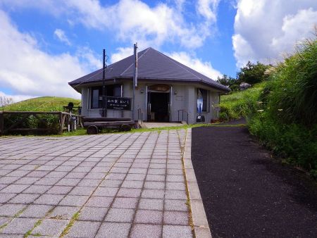 山の家おいしがあった。美味しいのではなく「おいし」なんだね