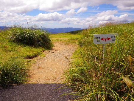 とりあえず生石ヶ峰の山頂へ向かうのでここを左へ曲がる
