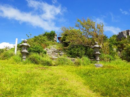 これが笠石かな！？何か祀られてるようだけど興味がないのでスルーして先に進んだ