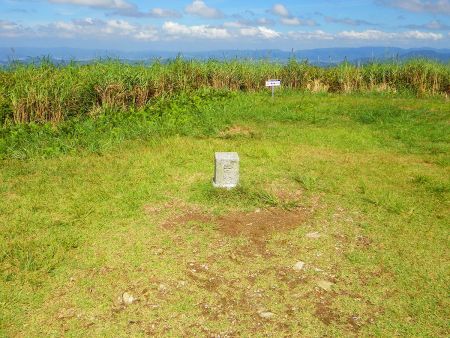 生石ヶ峰の山頂(870.1m)に到着。三角点がポツンとあるだけで看板など何もなかった