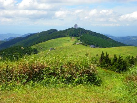 生石ヶ峰の山頂から見た生石高原