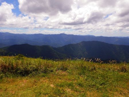 南側の展望。何の山が見えてるのかわからないけど、どこも登れる山なんだろうか！？