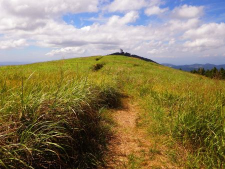 草原地帯を歩きながら時折風が吹いて気持ちいい。この後草原のピークあたりでもう一度ドローンを飛ばした