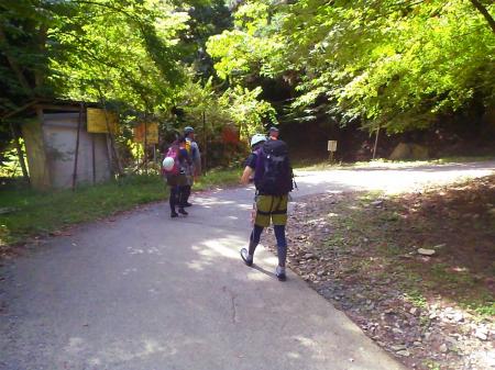 林道ゲートからスタート。この林道長かった記憶が～