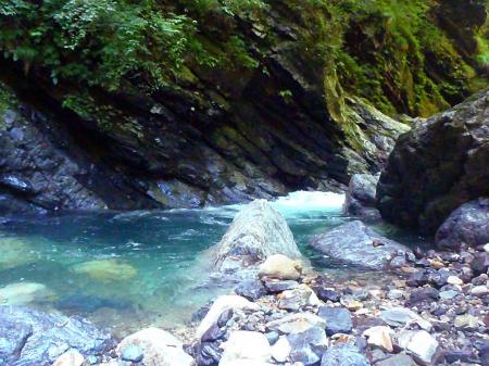 かなり流れがキツイ。しかも沢に入ると冷たい～