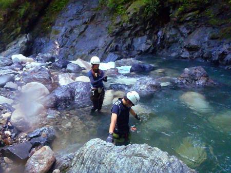 S嬢とえのさんが沢に浸かる