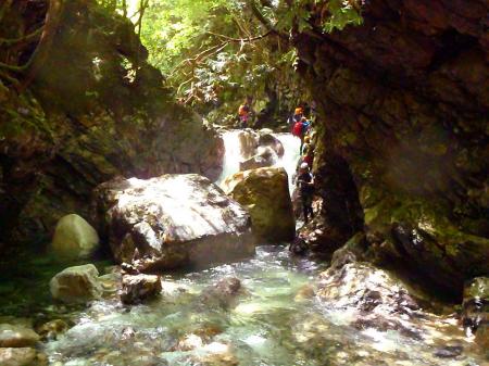 沢を歩いてしばらくすると団体PTが滝を登っていた。ここで長時間の休憩となる