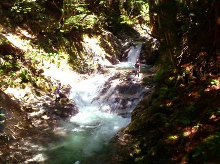 自然のウォータースライダー場所。ここでみんなウォータースライダーして超楽しかった！