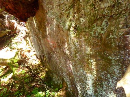 よく見ると赤ペンキで矢印が書いてあった