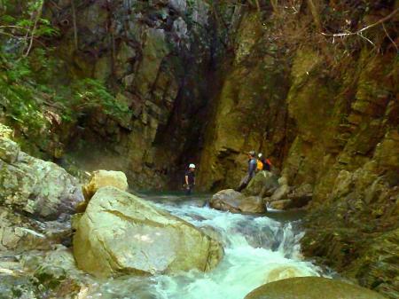 長い高巻きが終わったところに迫力ある岩のところにでた。ここからあと300mと半分ちょいきた感じ・・・一体いつつくんだろう状態だった