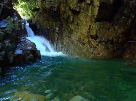 流れが激しくなければぜんぜん登れそうだけど、左側の岩を登って滝を巻く