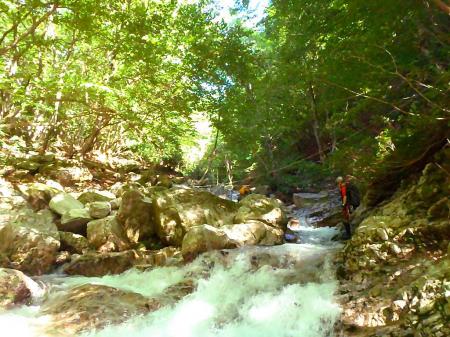 やっと渡渉地点のロープが見えた。あと700mってところから2時間くらいかかってしまった。ここでジョニーをぶっかけて登山道を降りる