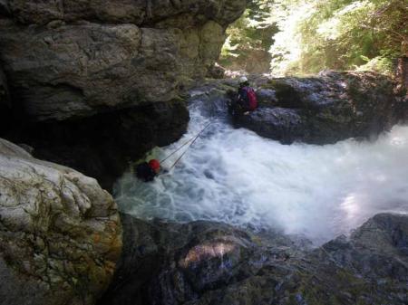 S嬢をサポするつもりが進まなくてゴクゴクと沢の水を～～おたすけ紐の長さが足りなかったようだ・・・