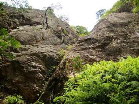 この岩場だと練習ポイントにちょうどいいかも。ちゃんとハンガーボルトもあちこちにある