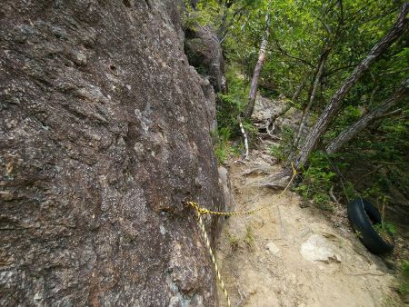 ロープ場があったりして岩場の登りがはじまる