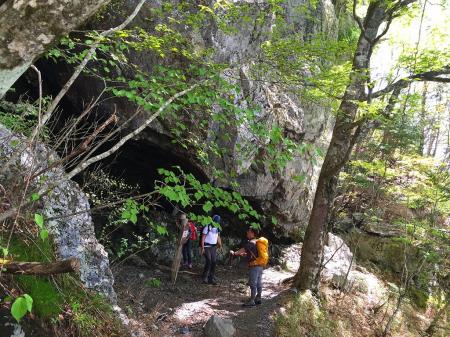 朝日窟は涼しい洞窟だった