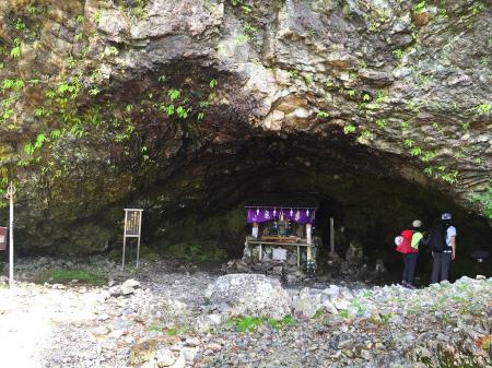 笙ノ窟の奥にある水が美味しいかった