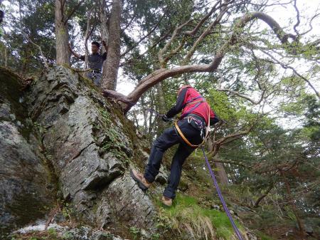 最後はちょっと斜度のあるいい懸垂下降の練習になる岩。私が最初にいかせてもらいました。セルフのスリングが・・・