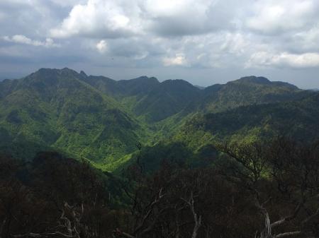 大普賢岳の山頂より山上ヶ岳～稲村ヶ岳