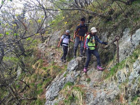 国見岳～七曜岳はこういう鎖場が結構ある