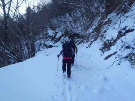雪がパウダーでちょい歩きにくい