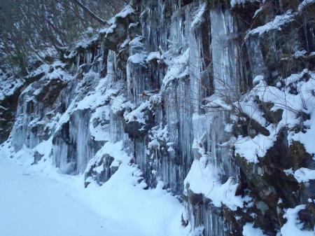 途中、綺麗なつらら群があった
