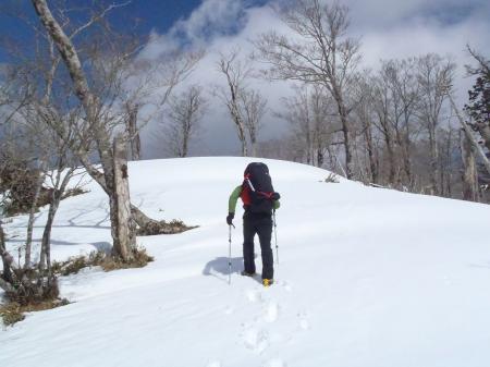 雪は重いし深いしラッセル状態。トレースつけてくれるbp-hiroさんも息切れ状態に