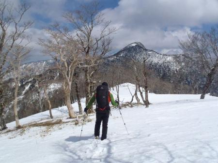 釈迦ヶ岳のピークを目指す