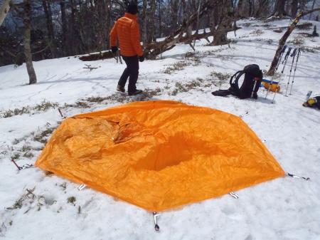 bp-hiroさんに食事と風除けの用意をしていただき、釈迦ヶ岳の山頂を目指す