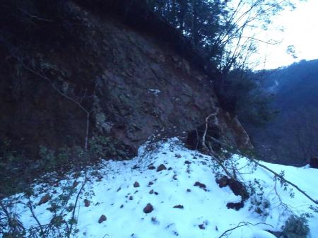 崩壊場所に戻ったが、さらに崩れてきていた