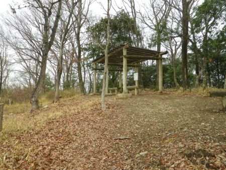 ピークに登ると東屋があった。ここが展望広場で広いピークになっている