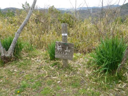 電波塔の下あたりに二番目の前山に到着した。ここで標高約140m弱くらいなのでまだまだ先は長そう