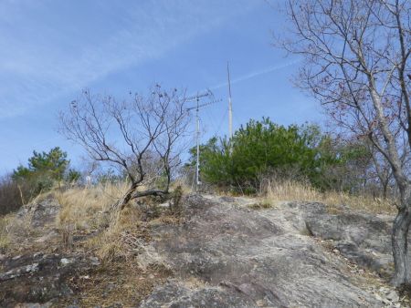 天気も晴れてこの付近から登山道の雰囲気が変わって岩場の道になった。ピークにアンテナが立っている。おそらくここのピークがアンテナ山なはず