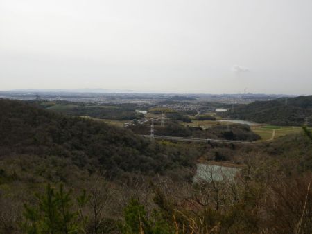 ピークの手前にある岩上からの展望が良い。海が見えてるけど淡路島が見えてるのかな！？