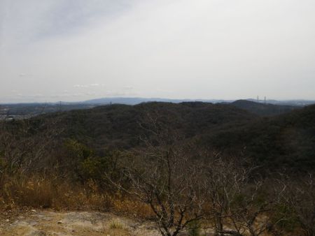 中央より少し左側に電波塔が見えるけど、あそこからここまで縦走してきたんだね。肉眼で見るとよくあそこから歩いてきたと思った