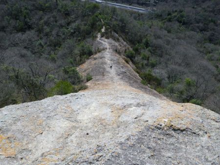 振り返って見ると確かに高度感はある。でも小さいお子さんでも登れる程度の岩場だし、下を見ても怖くはなかったね