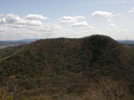 向かいに惣山と左側に展望デッキが見える。あそこから下って登ってきたのか