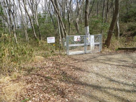 下山するとイノシシ避けの柵があった。開けたらちゃんと閉めてほしいとのことでマナーを守って閉めておいた