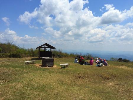 山頂は広場になっていて、昼食している人々が結構いた