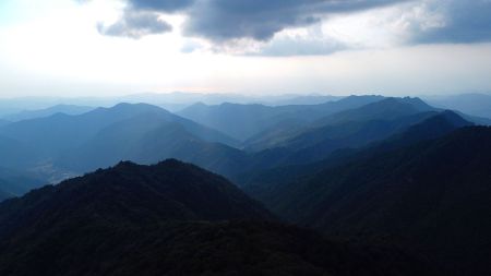 空撮４。立体的に見える山々がいい感じ
