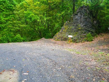 法師山登山口。下山はここに下ってくる予定