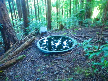 このため池のような水は何に使うんだろうか！？バケツもあるけど山火事用とは思えない