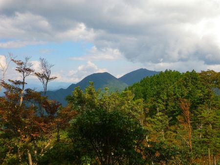 振り返るとさっき登った大塔山を望むことができた。あんなところから来たんだね