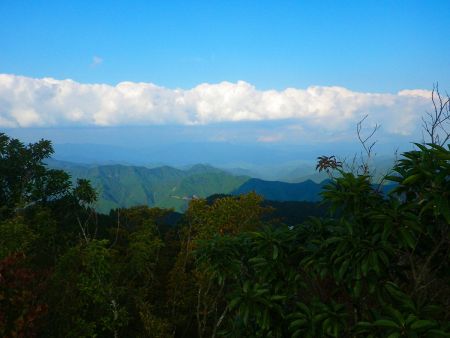 北側の展望。本当なら大峰山脈も見えるんだろうけど霞んでみえない